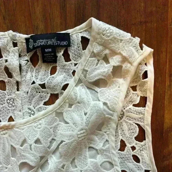 Sleeveless Blouse Women’s Size Medium Floral Designs Perfect for Summer Coastal - Picture 4 of 7